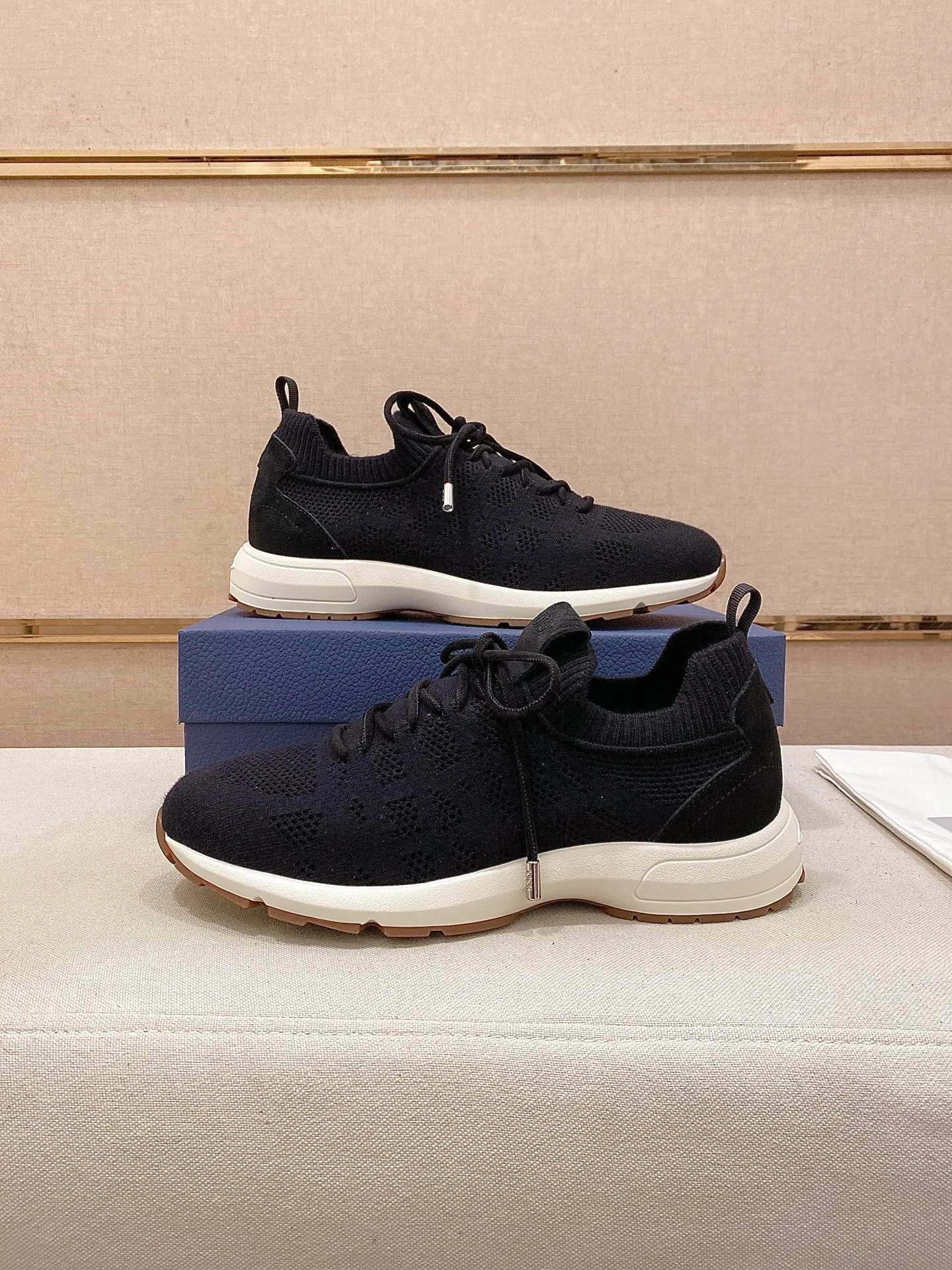 Factory price: 420💰Dior's latest men's fashion sneakers. This item draws inspiration from retro jogging shoes. Featuring a thick, low-top design, it features a mesh fabric upper and an ultra-light rubber foam sole. The side is decorated with an embossed "Di~r" logo. Code number: 39-44 (order 38, 45, 46)